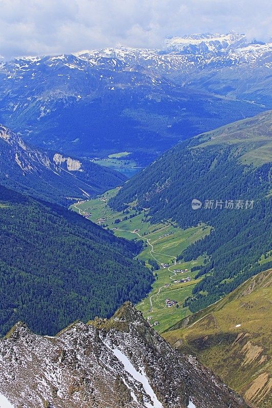 壮丽的景色，在戏剧性的蒂罗尔雪山山脉全景和田园诗般的蒂罗尔山谷草原，奥地利