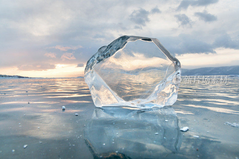 透明的浮冰在冰冻的表面有反射。冬天