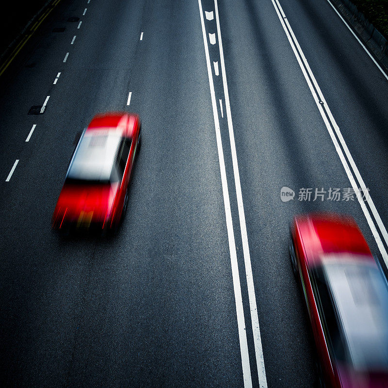 红色出租车在高速公路上行驶