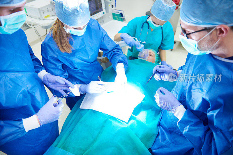 一组忙碌的外科医生正在做手术