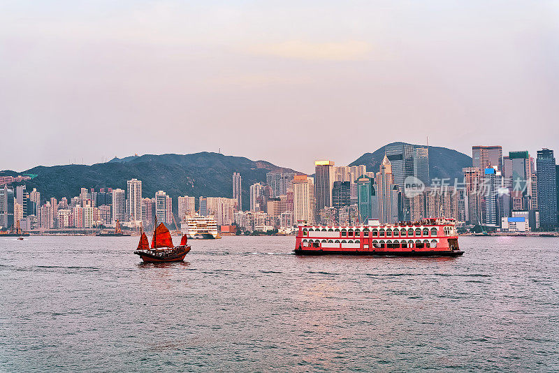 日落时香港维多利亚港的舢板