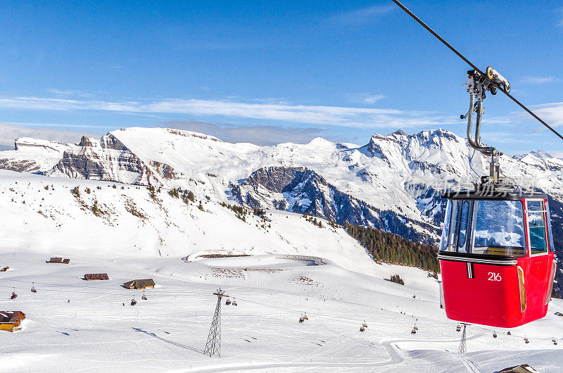 在阳光明媚的日子里，在瑞士阿尔卑斯山的滑雪场。