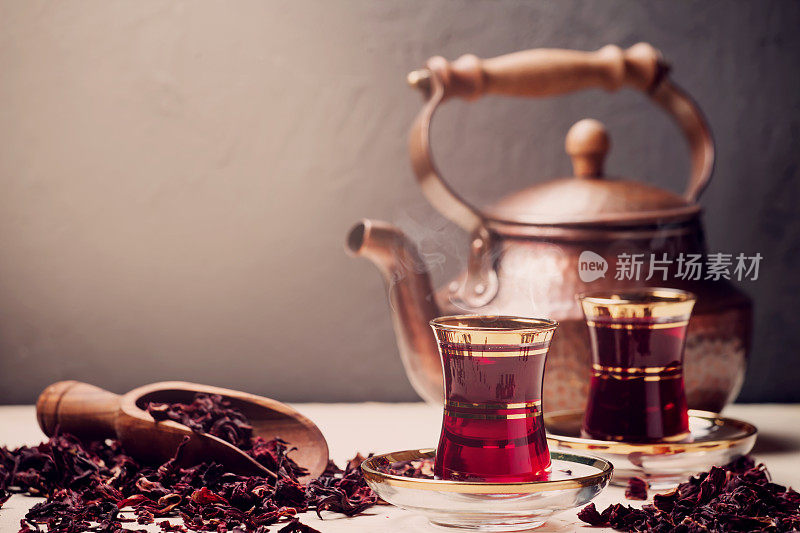 土耳其风格的红色木槿茶