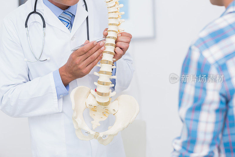 医生给病人看解剖脊柱
