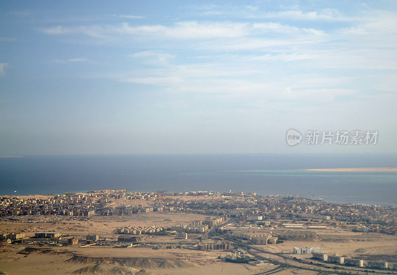 从空中俯瞰红海的赫尔加达镇