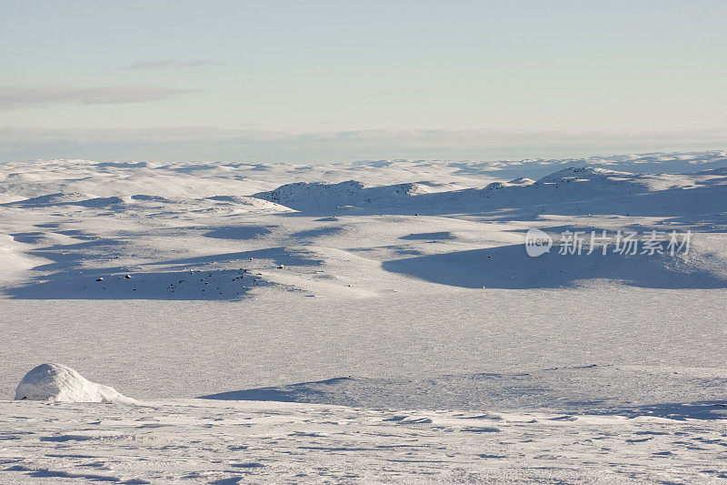 白雪皑皑的山景