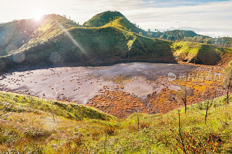 印尼爪哇岛古农默拉皮山顶的一个火山口