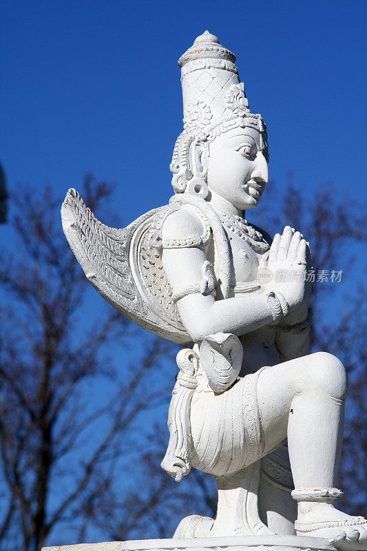 有羽毛的跪拜印度教神雕像
