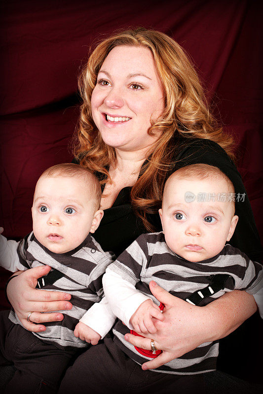 母亲和双胞胎肖像