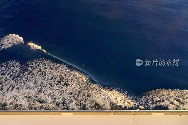 船的尾流，高架视野