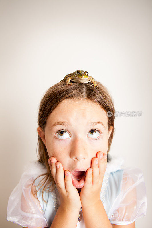 彩色图像的年轻公主在青蛙头上喘息