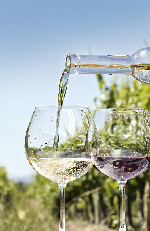 玻璃杯和一瓶白葡萄酒