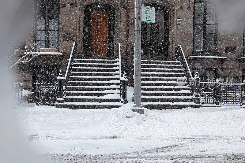 积雪覆盖了布鲁克林联排别墅的门廊和人行道