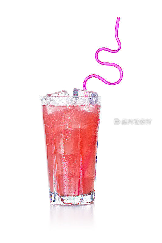 粉色饮料与饮用吸管