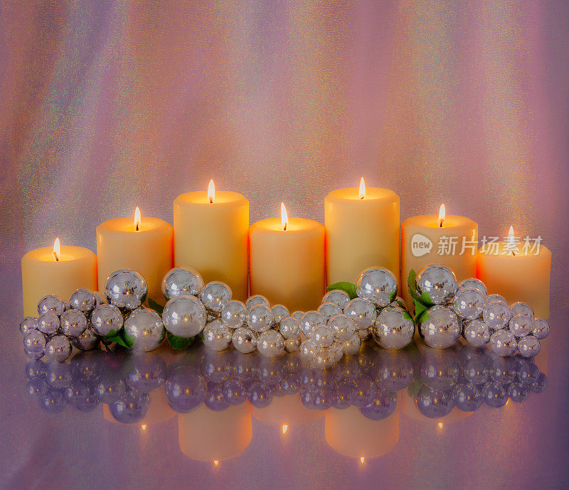 七支用冰粉色和紫色装饰的浪漫蜡烛(P)