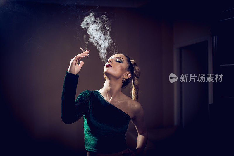 穿绿色衣服吸烟的女人