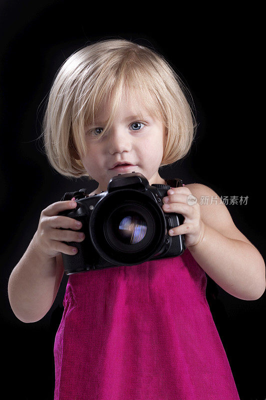可爱的小女孩与单反相机