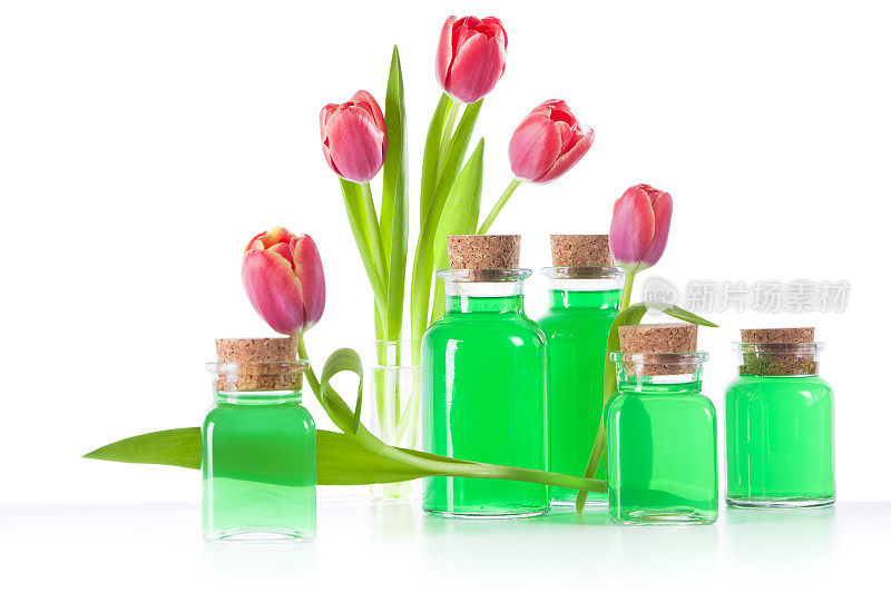 绿色的肥皂瓶和花