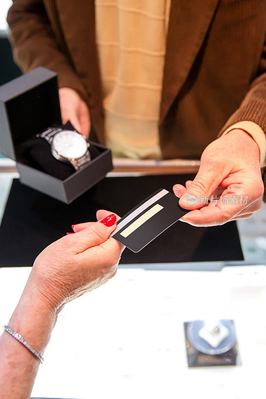 消费主义——男性顾客在珠宝店购买手表