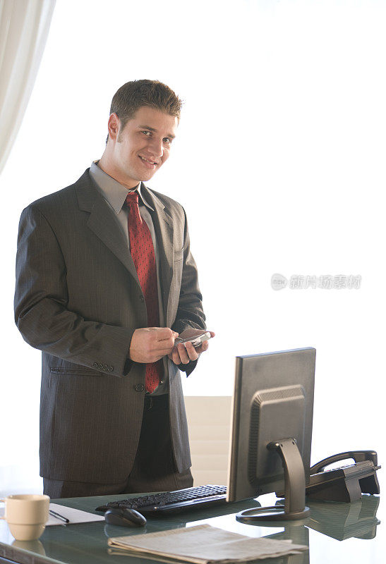 年轻的主管站在电脑前