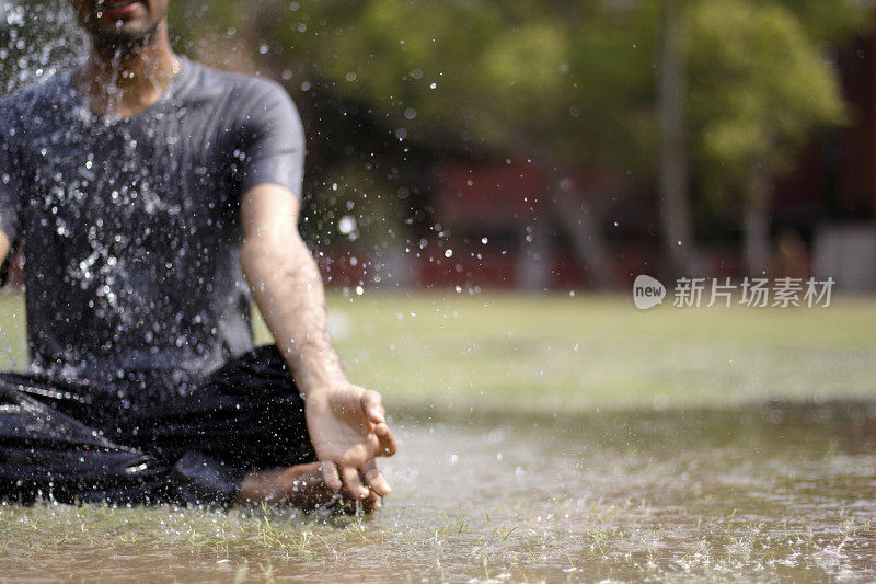 年轻人在雨中做瑜伽