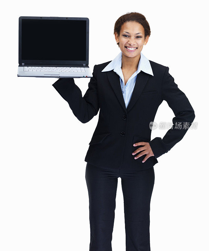 快乐的女企业家展示一台白色笔记本电脑