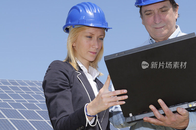 两位工程师在规划一个太阳能发电站的PC