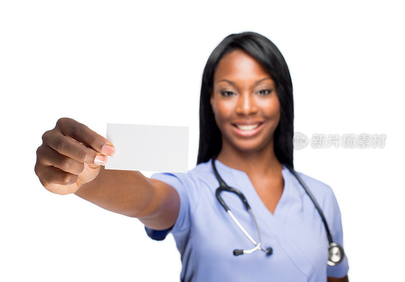 兴高采烈的非裔美国护士拿着名片