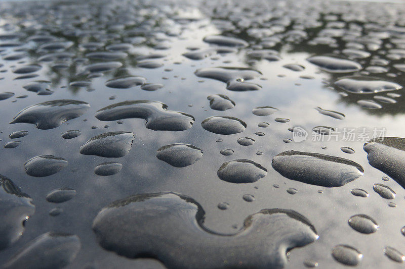 雨水落在车顶上