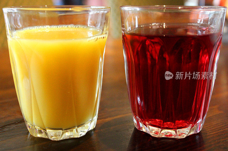 一杯橙汁和蔓越莓汁的图像