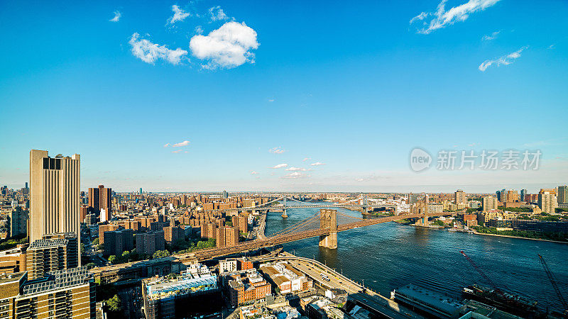 东河纽约市鸟瞰布鲁克林和曼哈顿大桥
