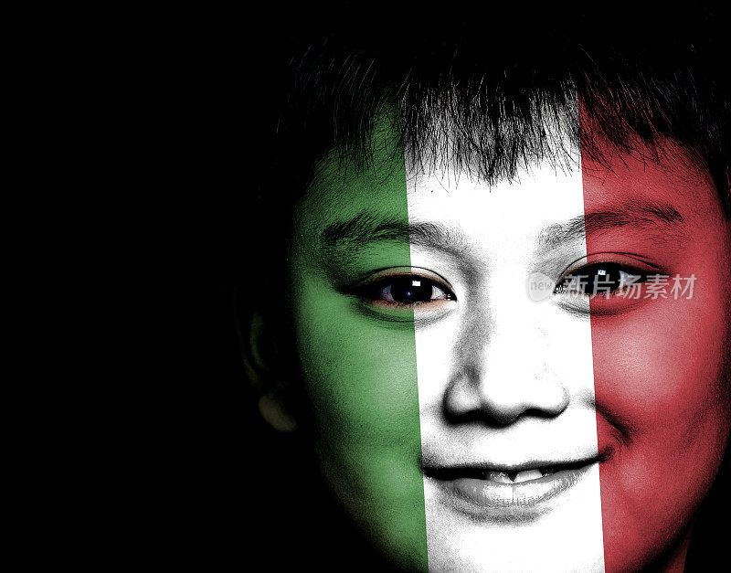 意大利小孩脸上涂着油彩准备迎接世界杯