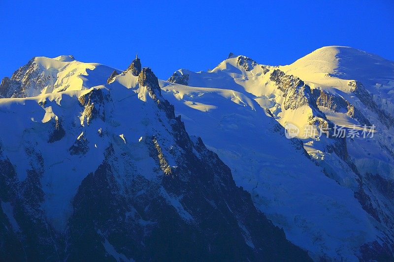 艾奎尔·杜·米迪，勃朗峰高山景观，金色日出