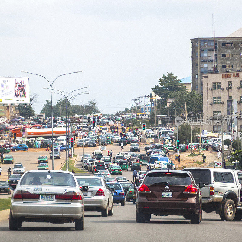 非洲城市交通。尼日利亚阿布贾。