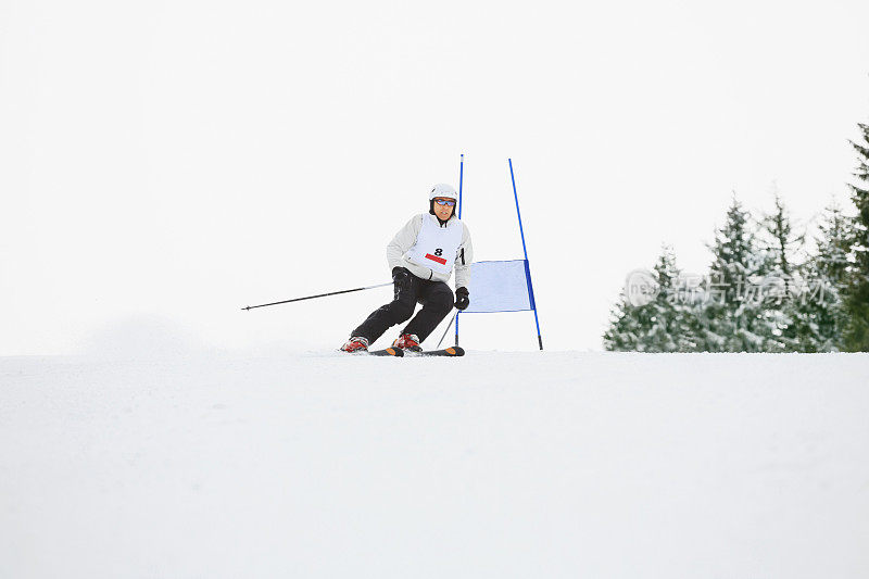 大回转比赛-滑雪