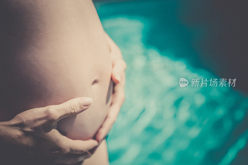 孕妇在游泳池里做运动