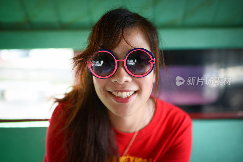 可爱的女孩戴着有趣的太阳镜