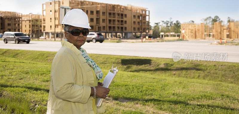 女性，非裔建筑工人工地主管。