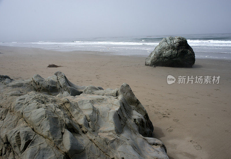 有趣的风化岩层沿海岸