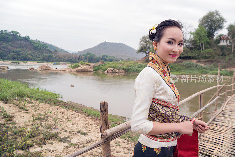 美丽的老挝妇女在传统服装