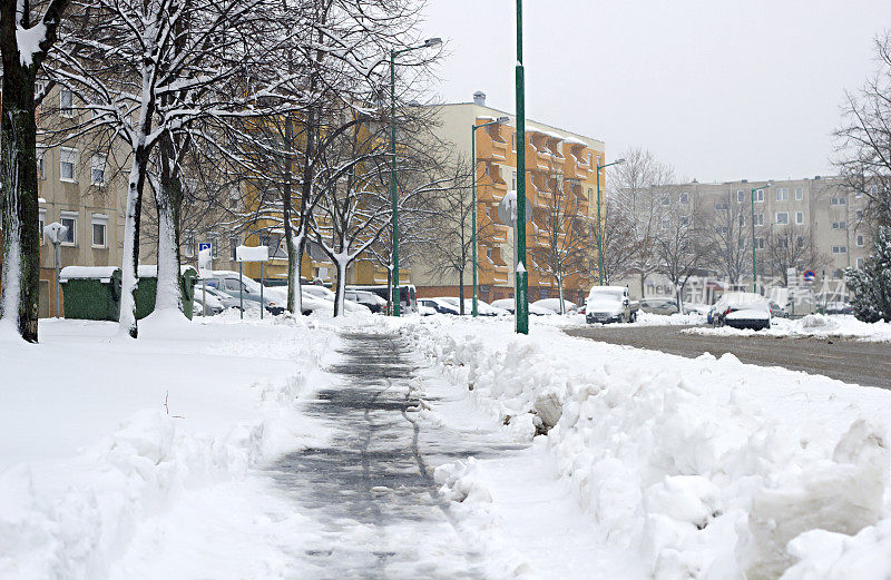 积雪的街道上