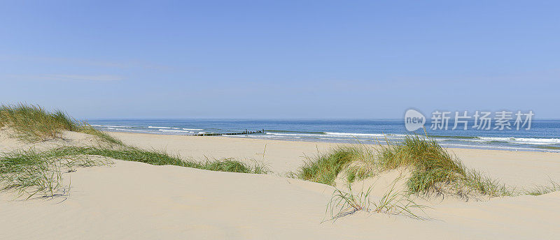夏日海滩全景沙丘和蓝天
