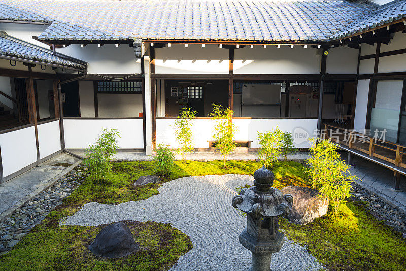 太阳在日本京都泉寺禅宗花园