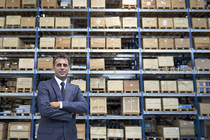 经理站在仓库过道上