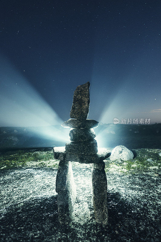 夜中的Inukshuk