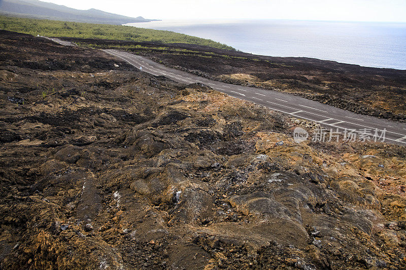 道路穿过熔岩流。东非留尼汪岛