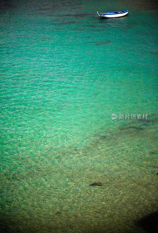 渔船对着美丽透明的海水