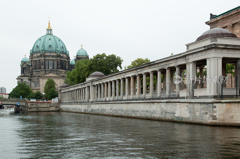 运河与柏林大教堂