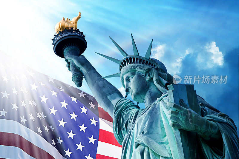 蓝天下的自由女神像和美国国旗