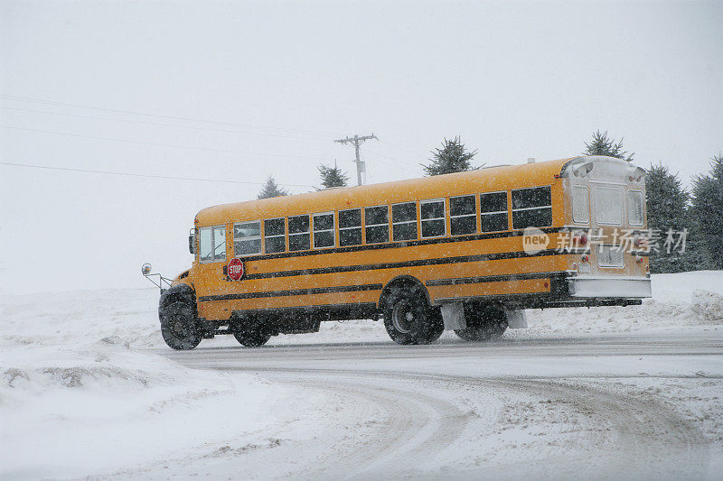 学校的早!公共汽车在雪